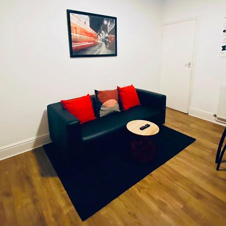 Spacious Four Bedroom Home 3 Bathrooms - コヴェントリー エクステリア 写真