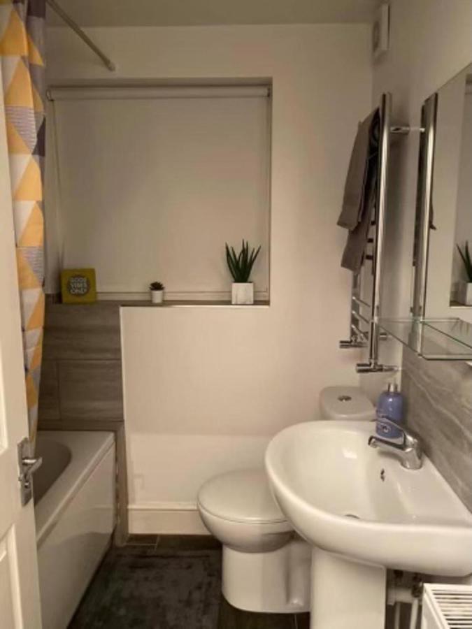 Spacious Four Bedroom Home 3 Bathrooms - コヴェントリー エクステリア 写真