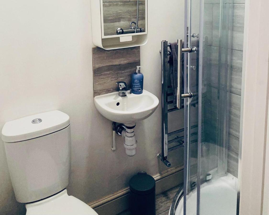 Spacious Four Bedroom Home 3 Bathrooms - コヴェントリー エクステリア 写真