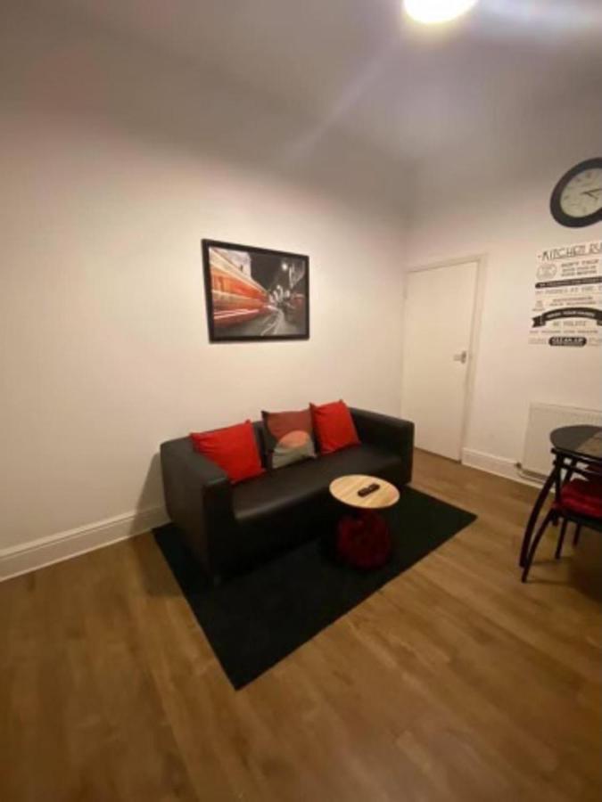 Spacious Four Bedroom Home 3 Bathrooms - コヴェントリー エクステリア 写真